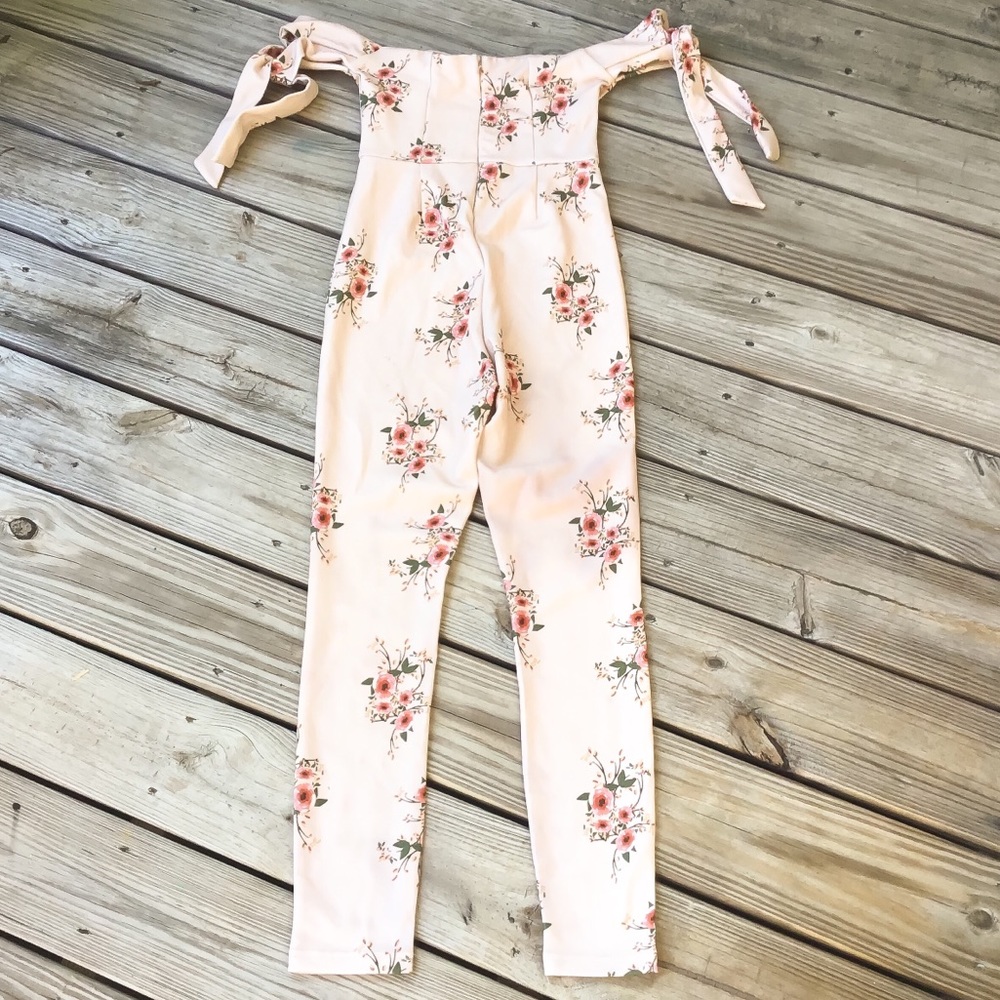 Sold Guess Kissy Off-The-Shoulder floral jumpsuit - Picture 5 of 8